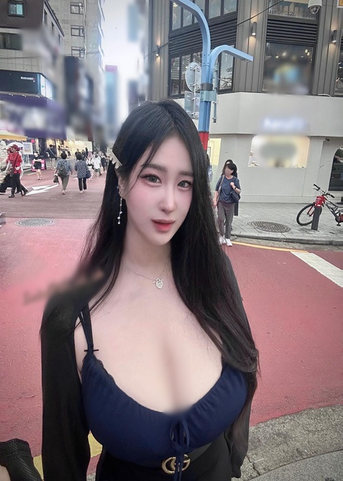 Nhiều người cho rằng các cô gái sở hữu vòng một "khủng" như Oh Da Hee nên chọn thiết kế cổ xẻ vừa phải.