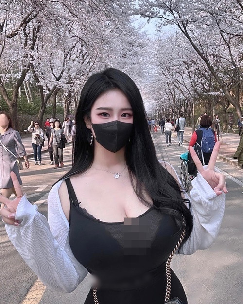 Oh Da Hee chuộng mặc "kín dưới hở trên".