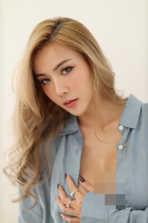 Hot girl xinh đẹp chuộng mặc sơ mi buông lơi, không nội y khoe vòng một "khủng".