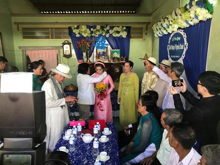 Đạo diễn Đinh Anh Dũng (ngoài cùng bên trái) là chủ hôn. Nguyễn Tranh không giấu được sự xúc động trong ngày cưới. Những năm qua, anh nhiều lần chia sẻ rằng mình quen dần với sự cô đơn, đi về một mình. Do đó, nhiều bạn bè vẫn bất ngờ khi nghe tin Nguyễn Tranh kết hôn.
