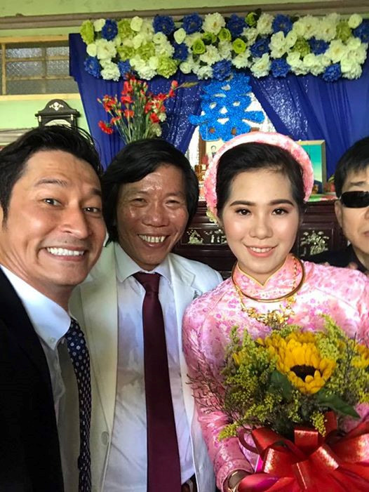 Mừng ngày anh lấy vợ, nhiều nghệ sĩ, đồng nghiệp đã về tận Sóc Trăng để chung vui. Nam diễn viên Huy Khánh có mặt từ rất sớm.