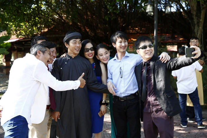 Đạo diễn Cánh đồng bất tận Nguyễn Phan Quang Bình (áo xanh) và Lê Hòa (thứ tư từ trái sang) cũng có mặt.