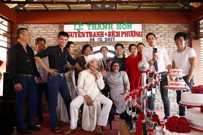 Phương Thanh, Nguyễn Phan Quang Bình, nhà thơ Đỗ Trung Quân, đạo diễn Lê Hoàng, diễn viên Huy Khánh cùng nhiều nghệ sĩ trong giây phút giao lưu văn nghệ với cô dâu, chú rể.