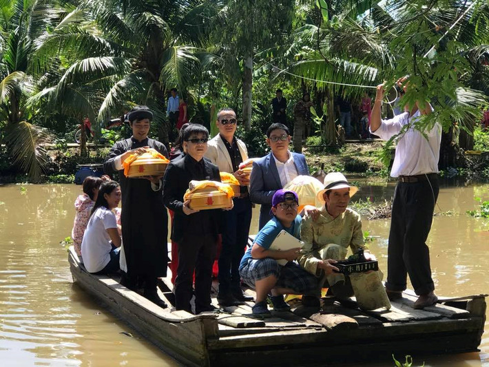 Dàn nghệ sĩ Việt bê tráp, đi xuồng khi đến nhà gái xin dâu.