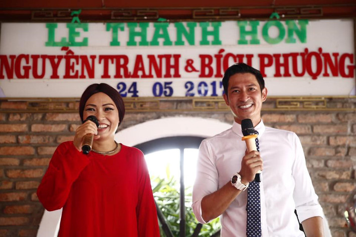 Nữ ca sĩ Phương Thanh và Huy Khánh chúc mừng cô dâu chú rể. Hôn lễ mang phong cách truyền thống nên Phương Thanh mặc khá giản dị.