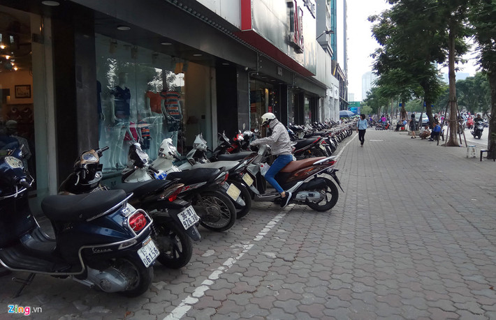 Vỉa hè đường Thái Hà, Chùa Bộc (quận Đống Đa), xe máy ngăn nắp để trên vỉa hè, phía trong vạch trắng.