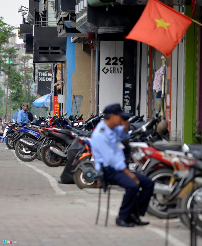 Anh Thành, một bảo vệ trông xe cửa hàng điện thoại trên phố Xã Đàn cho biết anh thường xuyên nhắc nhở khách hàng để xe đúng vạch, chấp hành nghiêm chỉnh quy định của pháp luật.