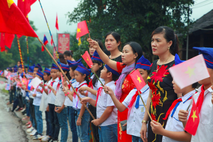 Tại buổi lễ, Đoàn đại biểu cùng người dân, các em học sinh đã tới đặt vòng hoa, dâng hương, dành 1 phút mặc niệm để tưởng nhớ tới công ơn và sự hy sinh của các anh hùng liệt sĩ.