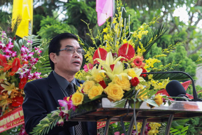 Ông Đặng Quốc Vinh, Phó Chủ tịch UBND tỉnh Hà Tĩnh phát biểu tại buổi lễ truy điệu, an táng 12 hài cốt liệt sỹ.