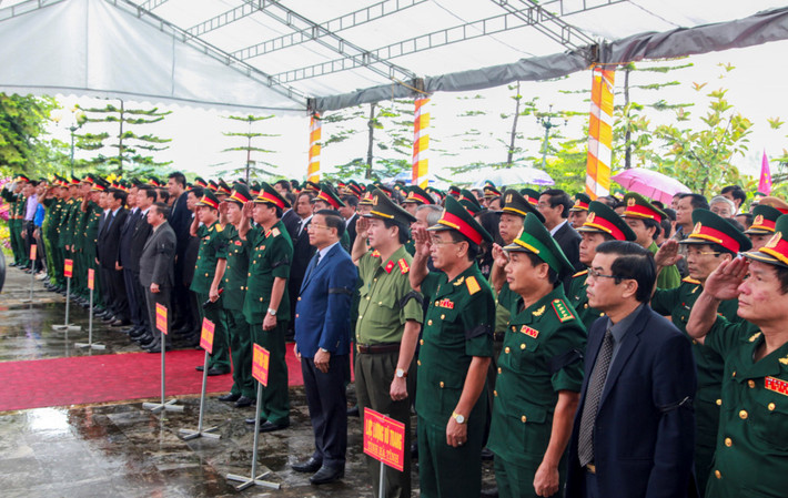 Lãnh đạo UBND tỉnh Hà Tĩnh cùng đoàn công tác đặc biệt nước bạn Lào và đông đảo người dân địa phương đã có mặt để đưa tiễn các anh về với đất mẹ.