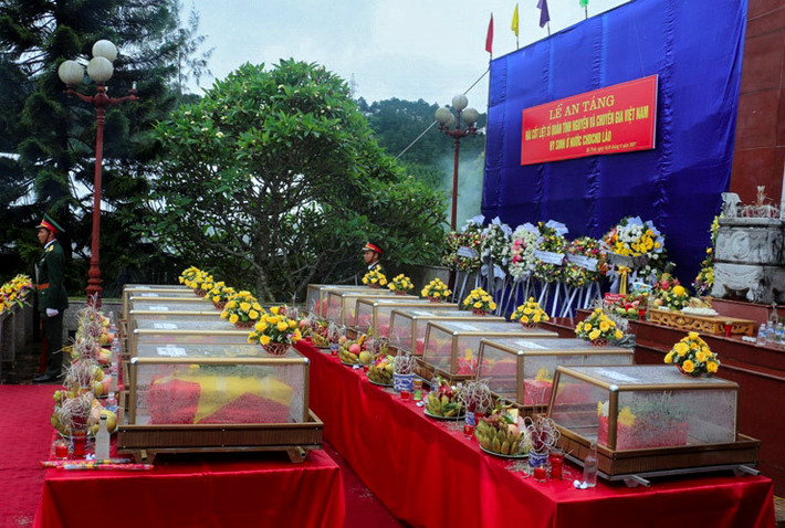 Sáng 19/5, tại nghĩa trang liệt sĩ quốc gia Nầm (huyện Hương Sơn), chính quyền tỉnh Hà Tĩnh đã long trọng tổ chức lễ an táng và truy điệu 12 hài cốt anh hùng liệt sĩ là quân tình nguyện và chuyên gia Việt Nam hy sinh tại Lào.