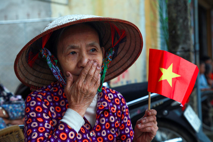 Nhiều người ngậm ngùi khi nhìn thấy hài cốt, anh linh các anh hùng liệt sĩ trở về yên nghỉ trên đất mẹ sau hơn 40 năm nằm ở đất bạn Lào.