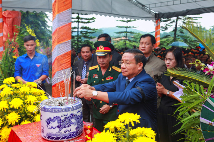 Ông Lê Đình Sơn, Bí thư tỉnh ủy, Chủ tịch HĐND tỉnh Hà Tĩnh gửi lời biết ơn sâu sắc tới nhân dân, chính quyền nước bạn Lào đã đồng hành cùng Hà Tĩnh tìm kiếm, quy tập vong linh các anh hùng liệt sỹ về nước. “Tôi thực sự rất xúc động bởi hơn 40 năm qua các anh phải nằm lại trên đất bạn, nay đã được về trong lòng đất mẹ” ông Sơn nói.