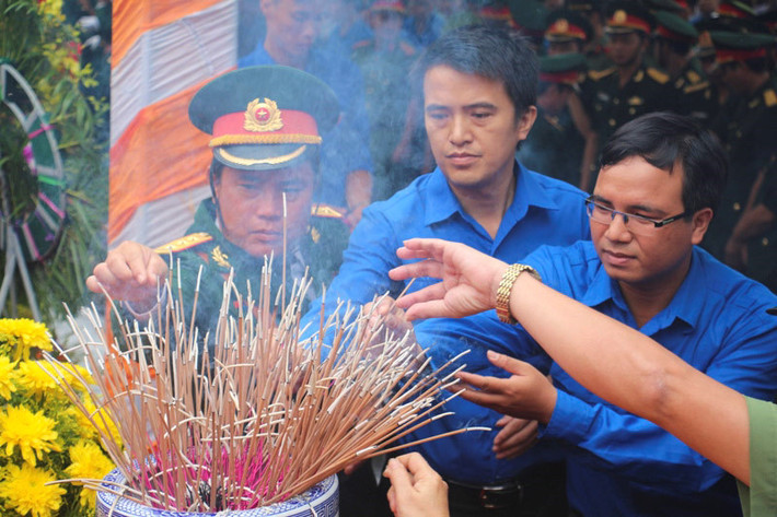 Dâng nén hương biết ơn đến các anh hùng, liệt sĩ đã anh dũng hy sinh và đón nhận hài cốt các anh trở về với đất mẹ.