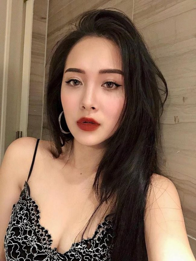 Dù chỉ cao 1m53 nhưng nhờ gương mặt cùng gu thời trang cá tính, cô nàng còn làm người mẫu ảnh cho không ít shop thời trang.