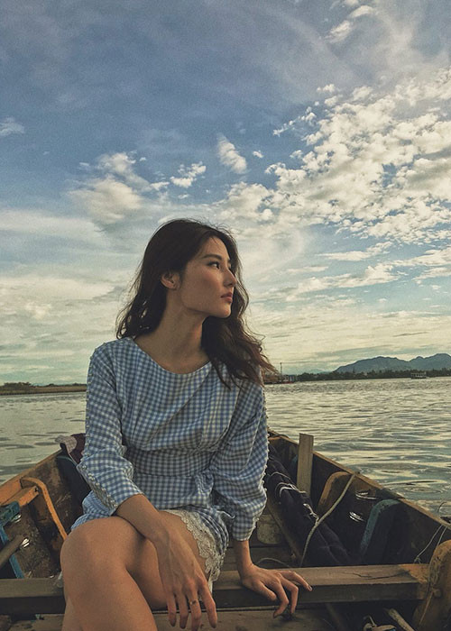 Diễm My tâm sự: “Có những ngày đẹp trời. Lòng không nhiều những gấp gáp, bất an. Bầu trời bình lặng, không khí bình lặng và lòng mình bình yên”.