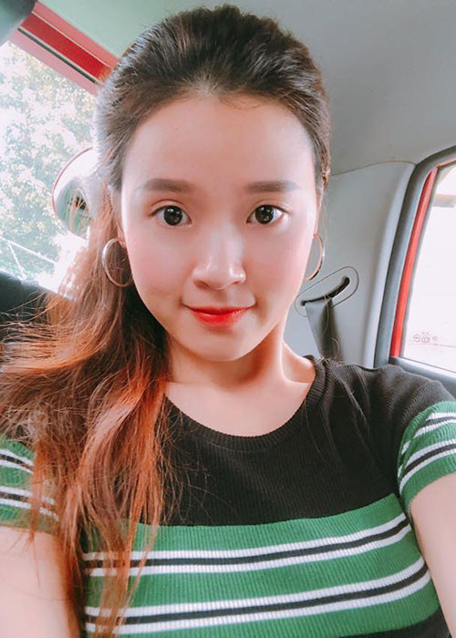 Midu được học sinh tặng ly trà sữa khi đi dạy học.