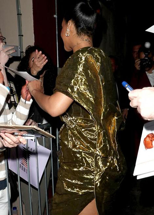 Hình ảnh Rihanna vui vẻ ký tặng người hâm mộ.