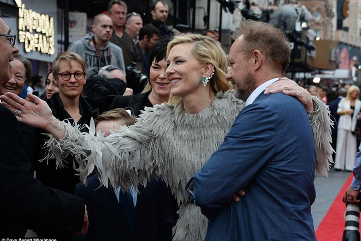Đóng phim "Băng cướp thế kỷ", nữ diễn viên Cate Blanchett xuất hiện tại sự kiện bên chồng con.
