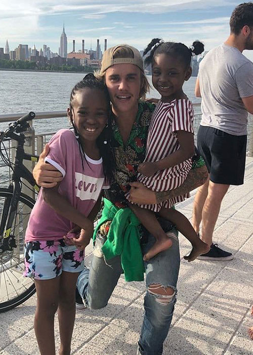 Đi chơi cùng Hailey, Justin rất thân thiện với người hâm mộ. Ảnh: Twitter
