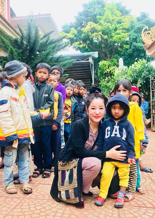 Thúy Nga đi làm từ thiện tại Lâm Đồng.
