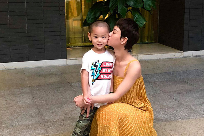 Trà My lỡ tay cắt tóc con trai quá ngắn.