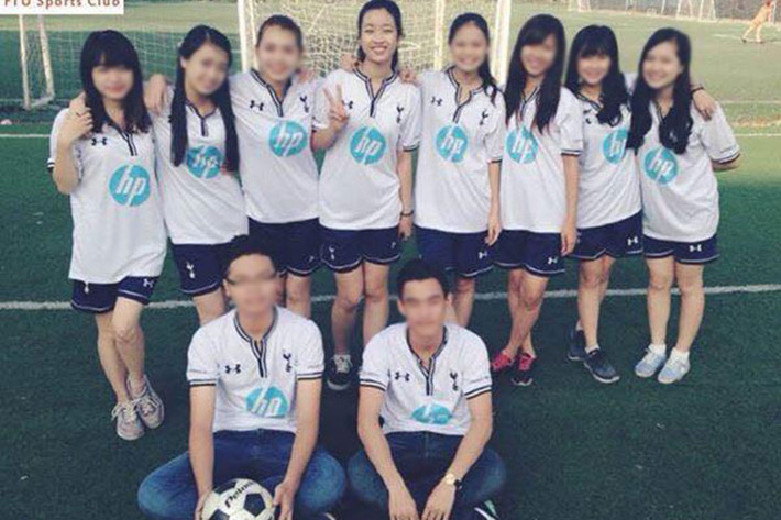 Hot Face sao Việt 24h: Đỗ Mỹ Linh chia sẻ: “Hoà chung không khí World Cup đang hừng hực khắp nơi. Tìm mãi mới thấy tấm hình làm bằng chứng 4 năm trước tui cũng trong đội hình đá chính của CLB nhé. Thanh xuân dữ dội là có thật”.