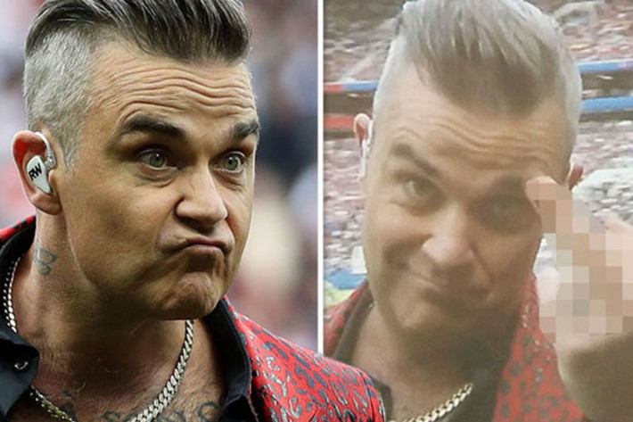 Biểu diễn tại lễ khai mạc World Cup 2018, nam ca sĩ Robbie Williams bất ngờ giơ "ngón tay thối" về hướng ống kính. Hành động của anh vấp phải vô số ý kiến chỉ trích. Ảnh: Dailyexpress