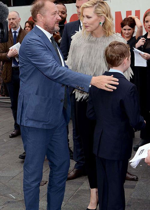 Cate Blanchett không rời mắt khỏi ông xã Andrew Upton và cậu con trai Ignatius.