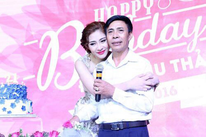 Đặng Thu Thảo chia sẻ: “Mừng ngày của bố. Nói ngày của bố vậy thôi chứ 365 ngày thì ngày nào cũng là ngày của bố mẹ. Con gái nhỏ sắp theo chồng rồi. Mong bố mẹ luôn vui khỏe và hạnh phúc”.