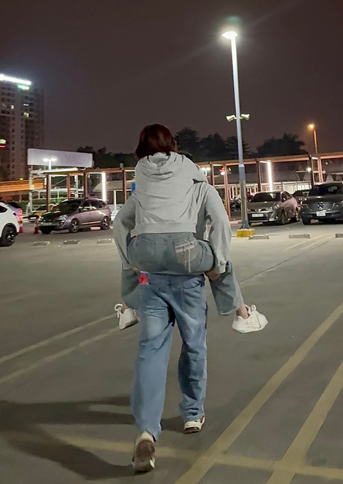 Hương Giang luôn được bạn trai chiều chuộng, yêu thương.