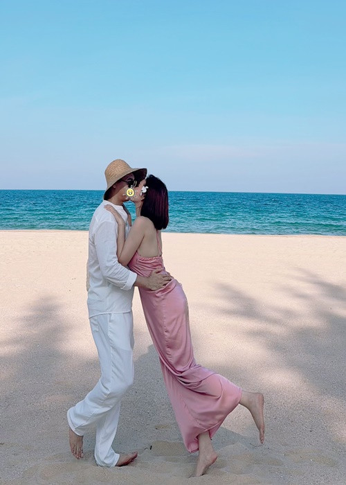Hương Giang và bạn trai khóa môi trong chuyến du lịch biển.