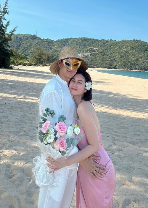 Hương Giang chia sẻ trên Tiền Phong, bạn trai là chỗ dựa tinh thần vững chắc cho cô, thuộc tuýp người chung thủy và cư xử đúng mực.