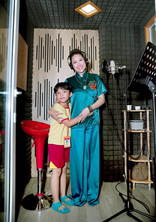 Nữ diễn viên phim Cô gái xấu xí dành nhiều thời gian chăm sóc con trai đầu lòng Tấn Đức.
