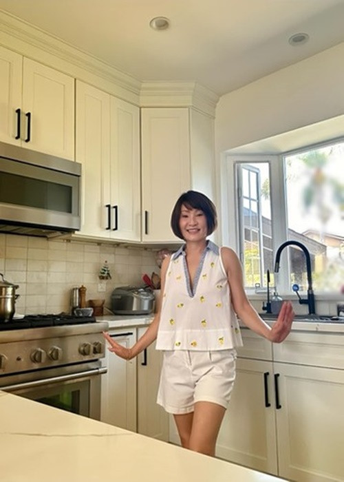 Hồng Đào dành nhiều thời gian nấu nướng, chăm sóc vườn cây ở biệt thự tại Mỹ. Ảnh: FB Hồng Đào.