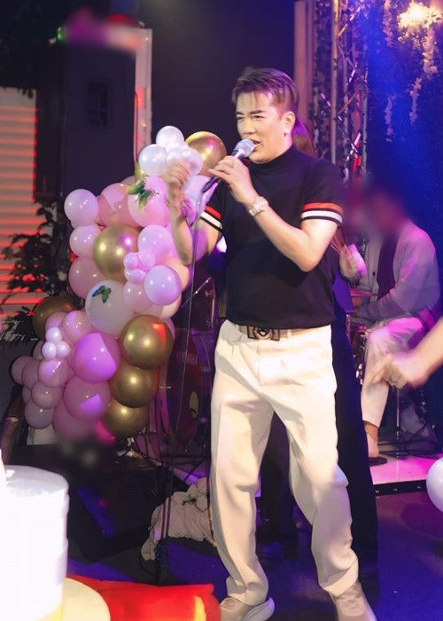 Nữ ca sĩ Trizzie Phương Trinh vừa chia sẻ loạt ảnh Đàm Vĩnh Hưng hát ở Mỹ. Ảnh: FB Trizzie Phương Trinh.