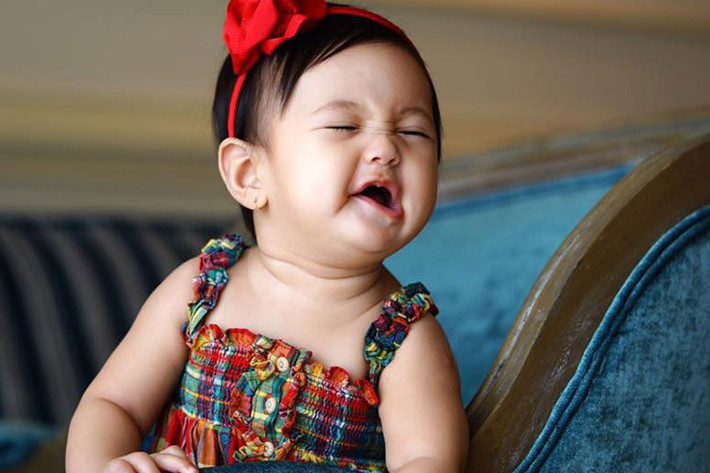 Biểu cảm vô cùng đáng yêu của con gái Hà Kiều Anh khiến nhiều người phải dành lời khen ngợi cho bé.