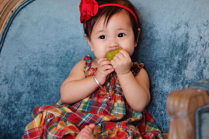 Loạt ảnh ghi lại những khoảnh khắc của bé Viann bị dụ ăn bánh để mẹ có thể thoải mái chụp hình cô nhóc.