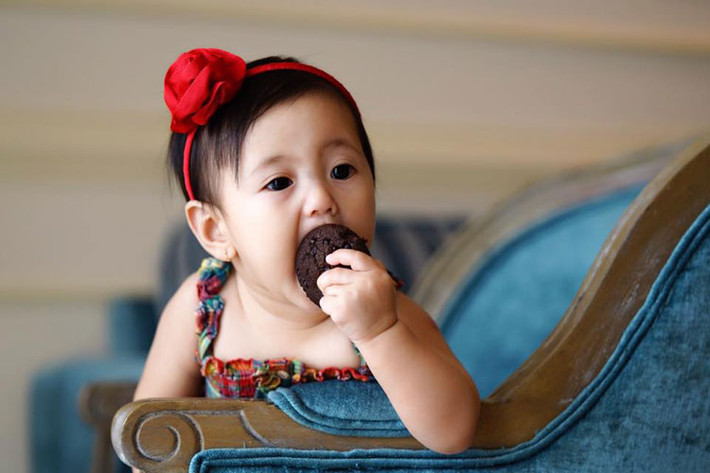 Cô công chúa bé bỏng nhất trong gia đình Hà Kiều Anh tỏ ra rất háu ăn, khiến mẹ phải thốt lên “tham ăn thấy ớn”.