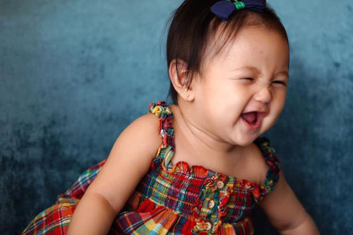 Trên trang cá nhân, Hoa hậu Hà Kiều Anh vừa hào hứng chia sẻ loạt ảnh biểu cảm cực yêu của con gái Viann.