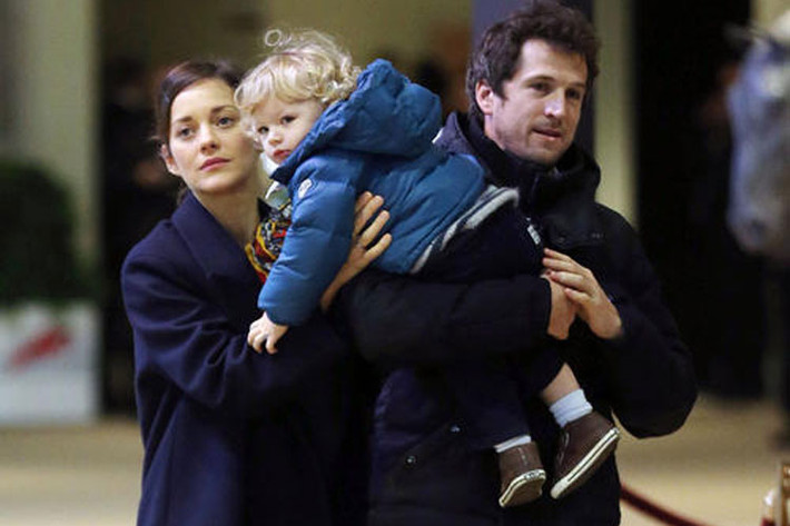 Marion Cotillard hiện đang chung sống nhưng không kết hôn với diễn viên, đạo diễn Guillaume Canet. Cặp đôi chào đón cậu con trai đầu lòng Marcel vào năm 2011. (Ảnh: Celebritybabyscoop)