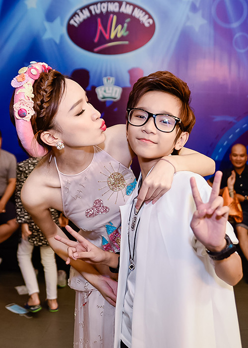 Thảo My vui vẻ đùa giỡn cùng Thiên Tùng trước giờ lên sóng.