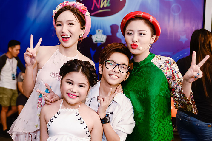 Cũng giống Thảo My, Văn Mai Hương lựa chọn trang phục đậm chất dân tộc phù với đêm gala có chủ đề “Những bài hát dân gian”.