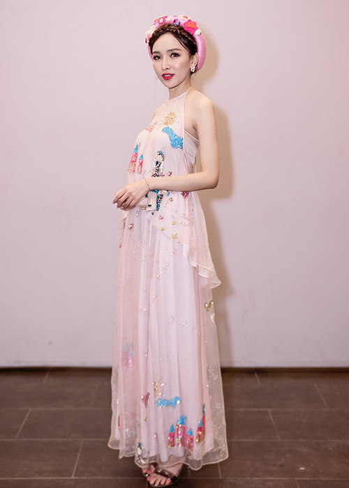 Bộ trang phục giúp Thảo My khoe vẻ thướt tha, gợi cảm. Nữ MC còn kết hợp bộ đầm yếm với chiếc mấn đội đầu.