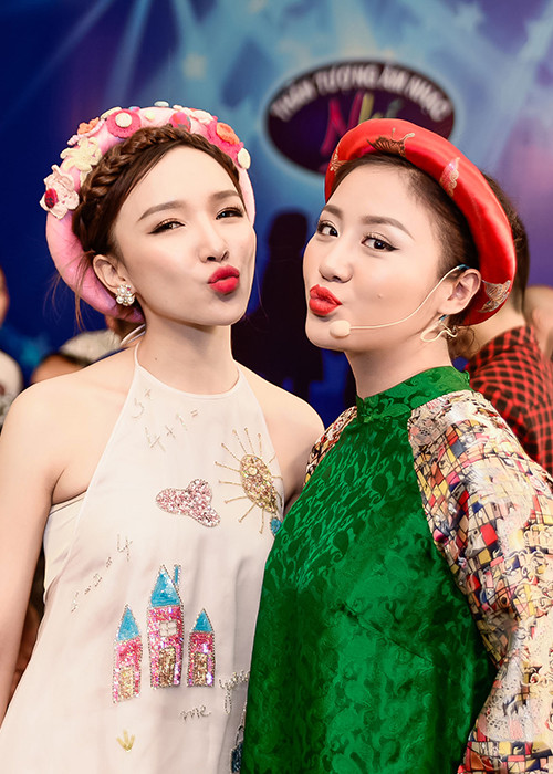 Ở hậu trường đêm thi, MC Thảo My nhí nhảnh bên nữ giám khảo của chương trình Văn Mai Hương.