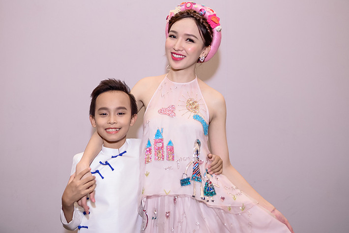 Nữ MC luôn đến sớm để có thời gian trò chuyện, động viên tinh thần các giọng ca nhí trước giờ lên sóng.