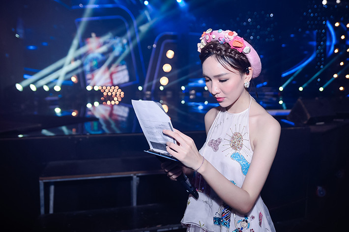 Trước giờ lên sóng, Top 5 Vietnam Idol 2012 tranh thủ đọc lại kịch bản để có phần dẫn dắt hấp dẫn.