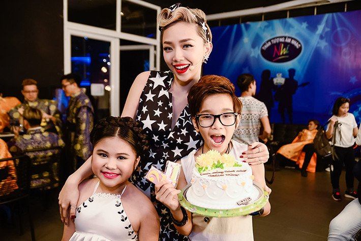 Ở hậu trường đêm gala thứ 5 vừa qua, nữ ca sĩ vui vẻ chúc mừng em trai MC Thảo My tròn 12 tuổi.