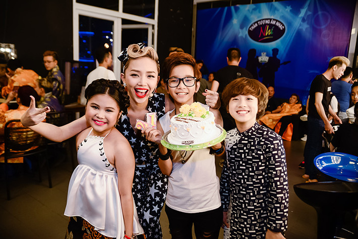 Ca sĩ Tóc Tiên - giám khảo Vietnam Idol Kids cũng rất thân thiết với các thí sinh.