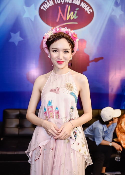 Chia sẻ về vai trò MC của Vietnam Idol Kids, Thảo My cho biết, việc được đồng hành cùng các em nhỏ là một kỷ niệm đẹp và ý nghĩa với cô trong mùa hè này.